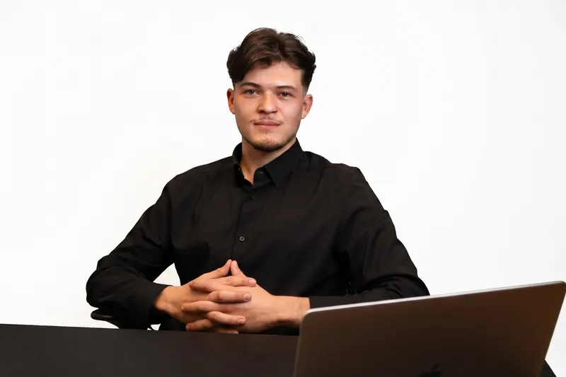 author אריק (ERIK)