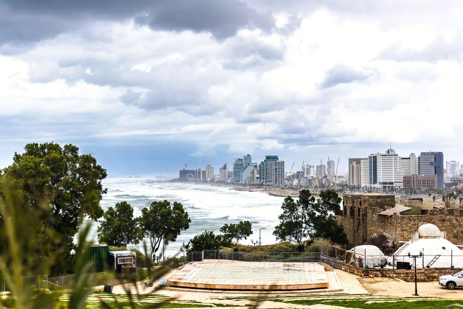 מבט על קו הרקיע של גוש דן — סוכנות דיגיטל מקומית לבניית אתרים בחולון, ראשון לציון, תל אביב ורמת גן